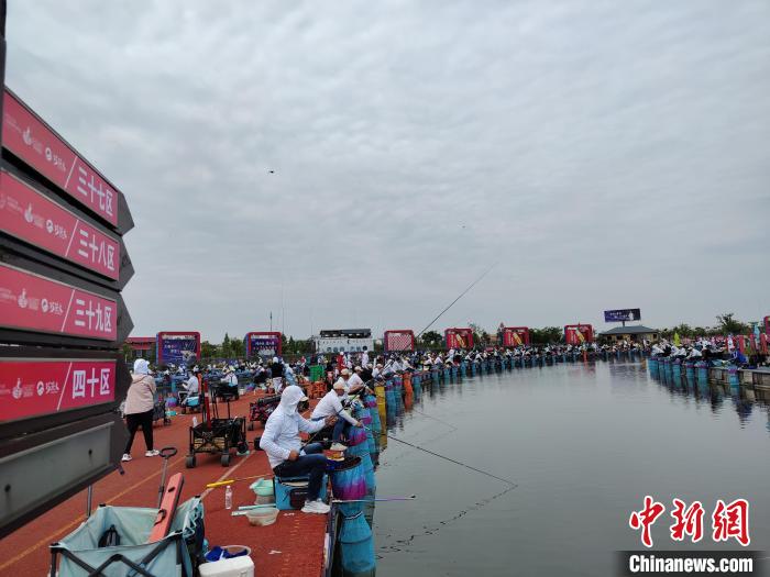 江苏泗洪洪泽湖百万钓鱼大赛开竿：1126名钓手同