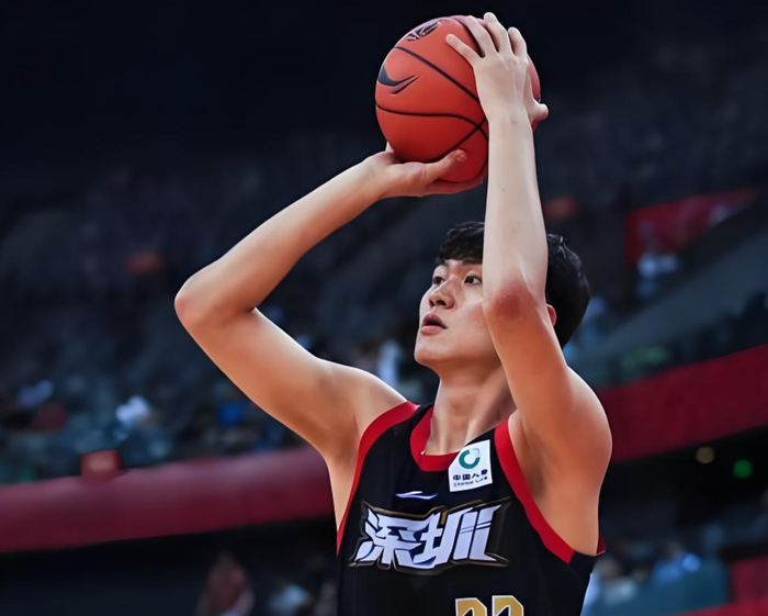 21岁锋线小将王浩然轰5记三分砍32分，助深圳队大
