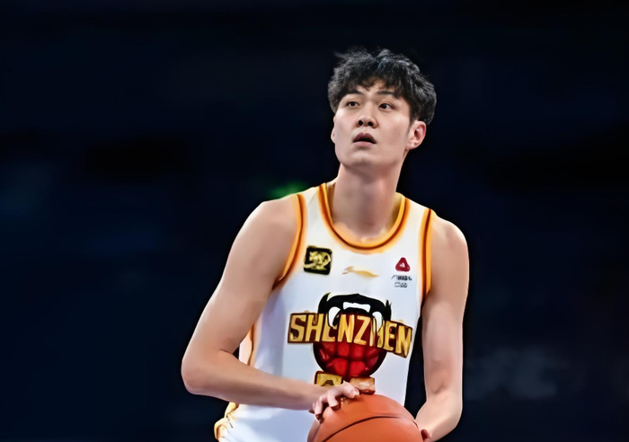 21岁锋线小将王浩然轰5记三分砍32分，助深圳队大