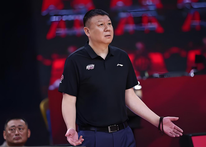 21岁锋线小将王浩然轰5记三分砍32分，助深圳队大