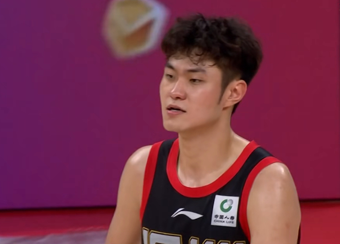 21岁锋线小将王浩然轰5记三分砍32分，助深圳队大