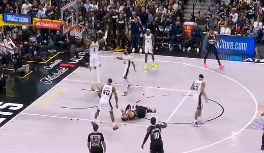 约基奇鼻梁被撞出血戈登怒吼未获判罚引争议