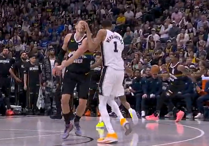 约基奇鼻梁被撞出血戈登怒吼未获判罚引争议