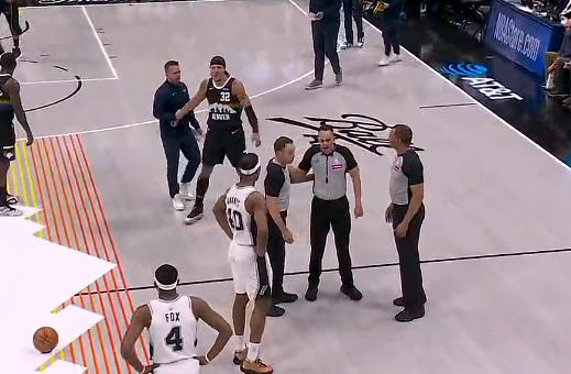 约基奇鼻梁被撞出血戈登怒吼未获判罚引争议